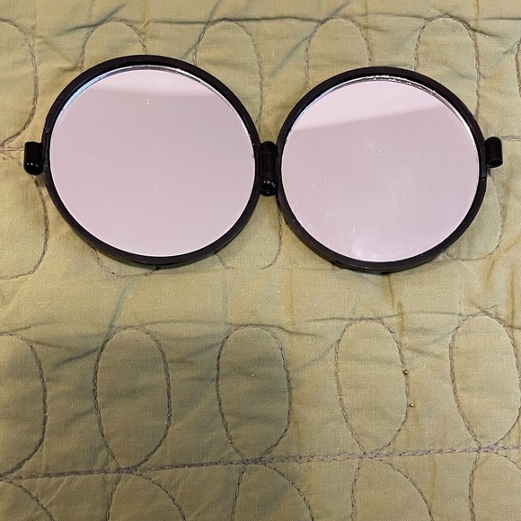 Pocket Compact double mirror with its own carry case perfect size for your purse - Picture 7 of 8